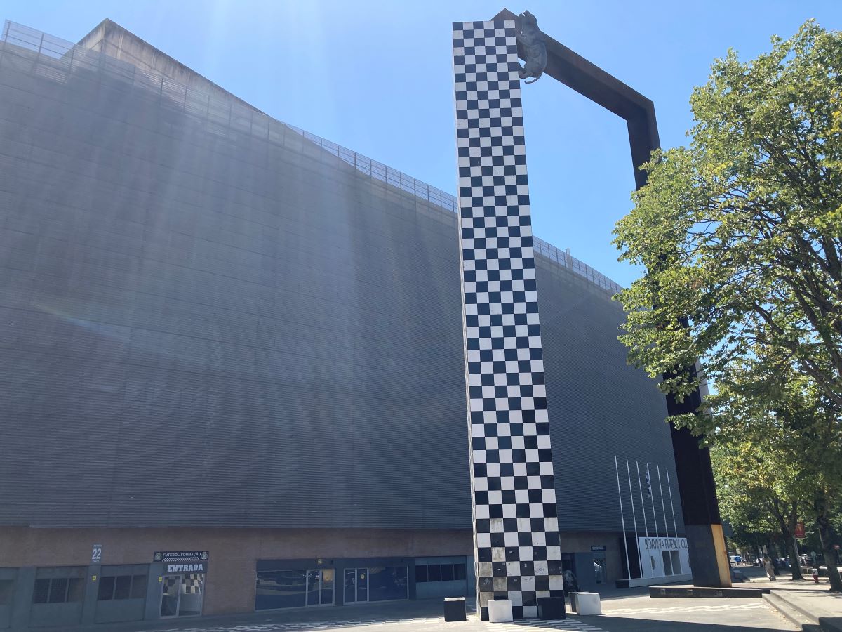 Arch sculpture outside Estádio do Bessa